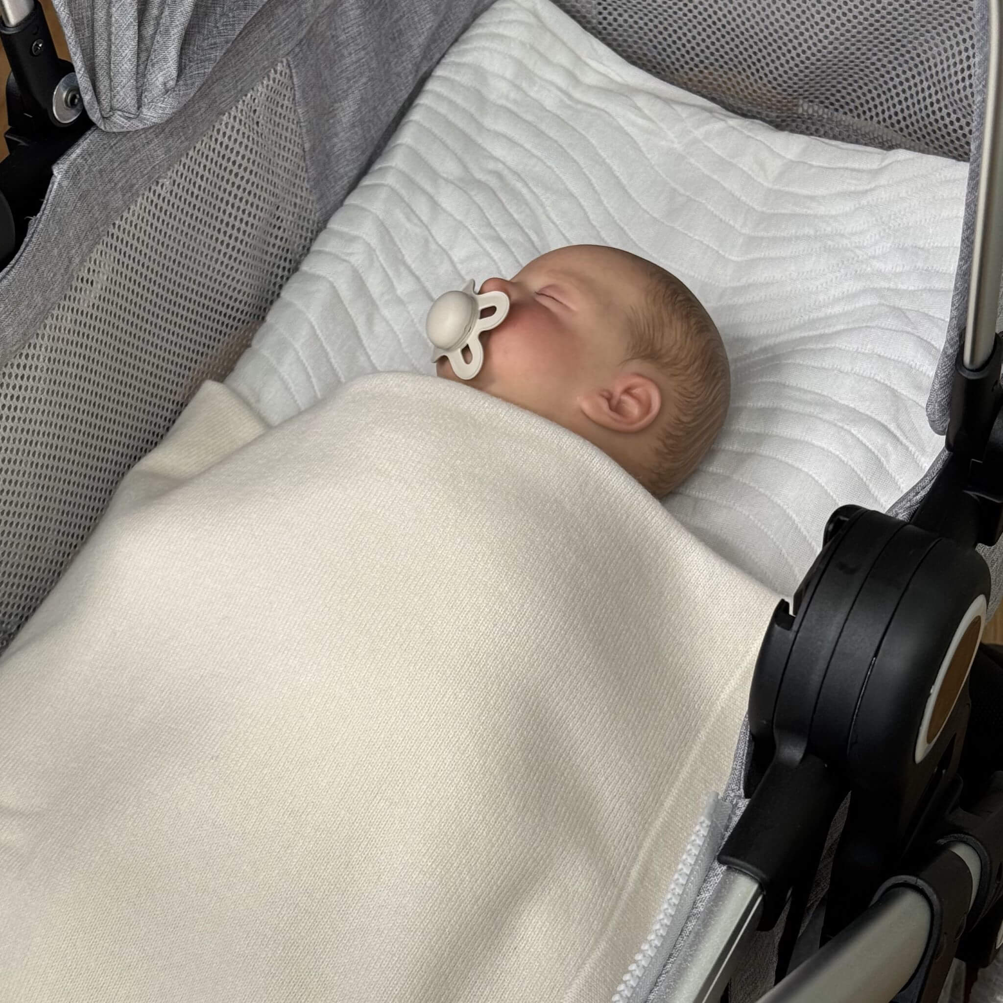 'A New Love' Cashmere Baby Blanket (Cream)