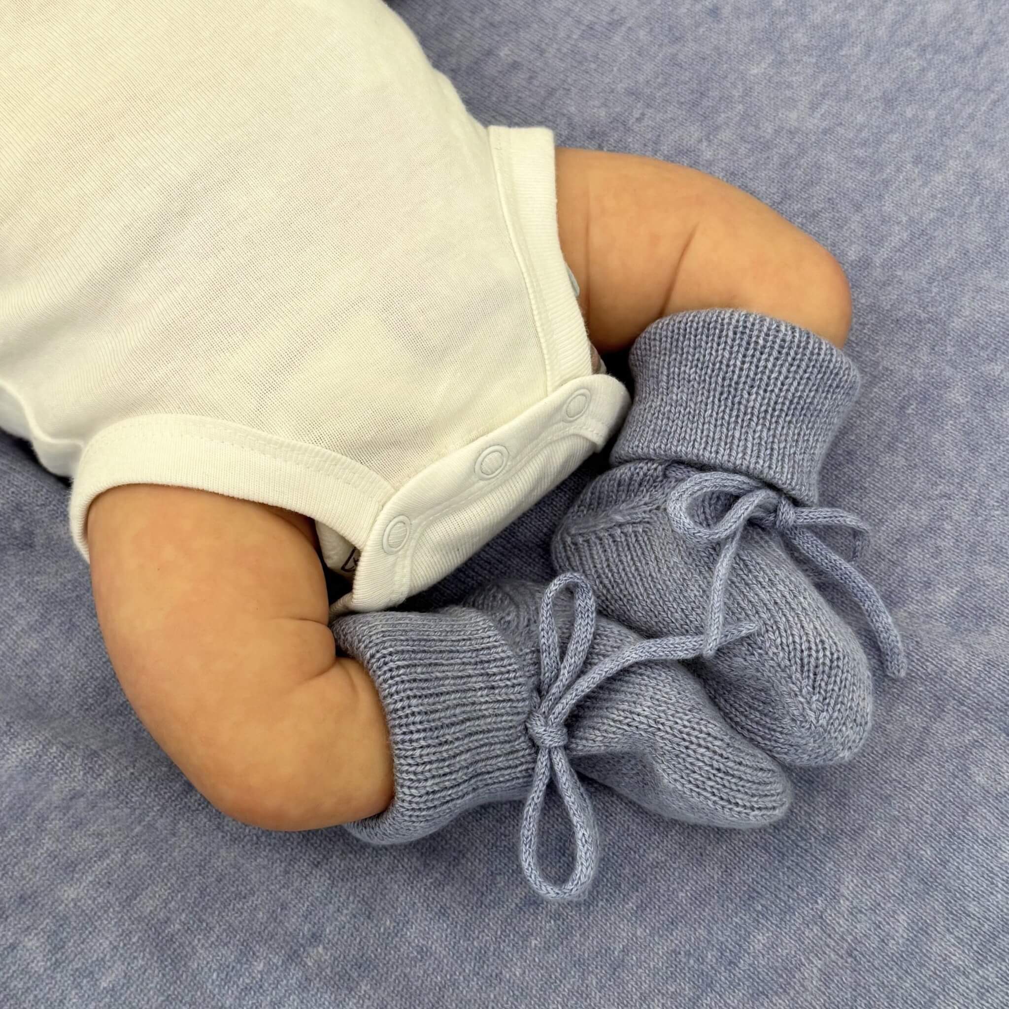'A New Love' Luxe Knit Cashmere Baby Blanket, Beanie & Booties Gift Set (Blue)