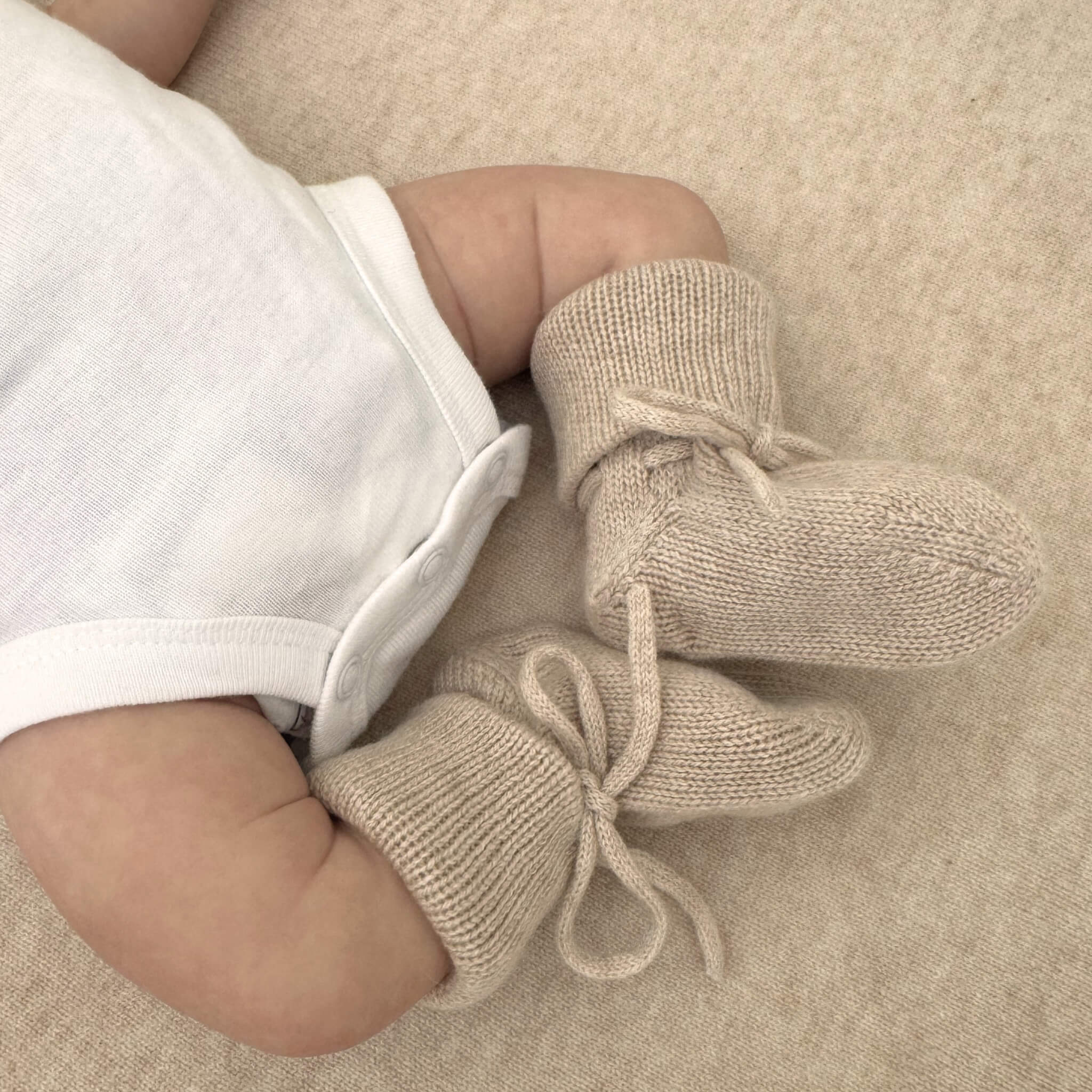 'A New Love' Luxe Knit Cashmere Baby Blanket, Beanie & Booties Gift Set (Brown Sugar)