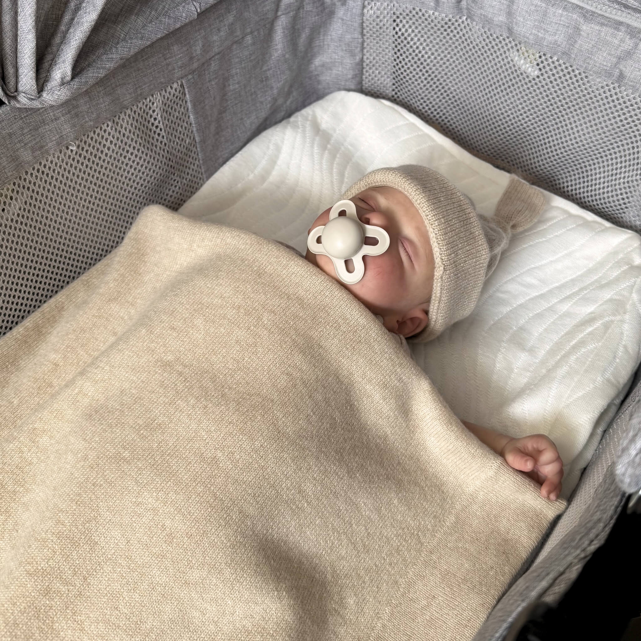 'A New Love' Luxe Knit Cashmere Baby Blanket, Beanie & Booties Gift Set (Brown Sugar)