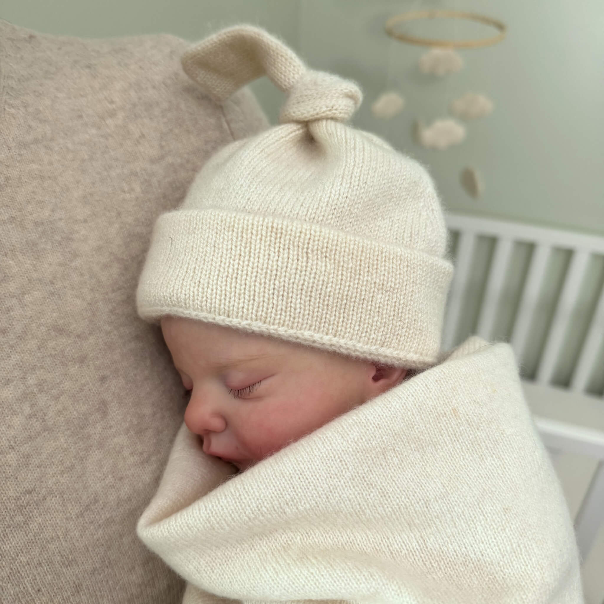 'A New Love' Luxe Knit Cashmere Baby Blanket, Beanie & Booties Gift Set (Natural)