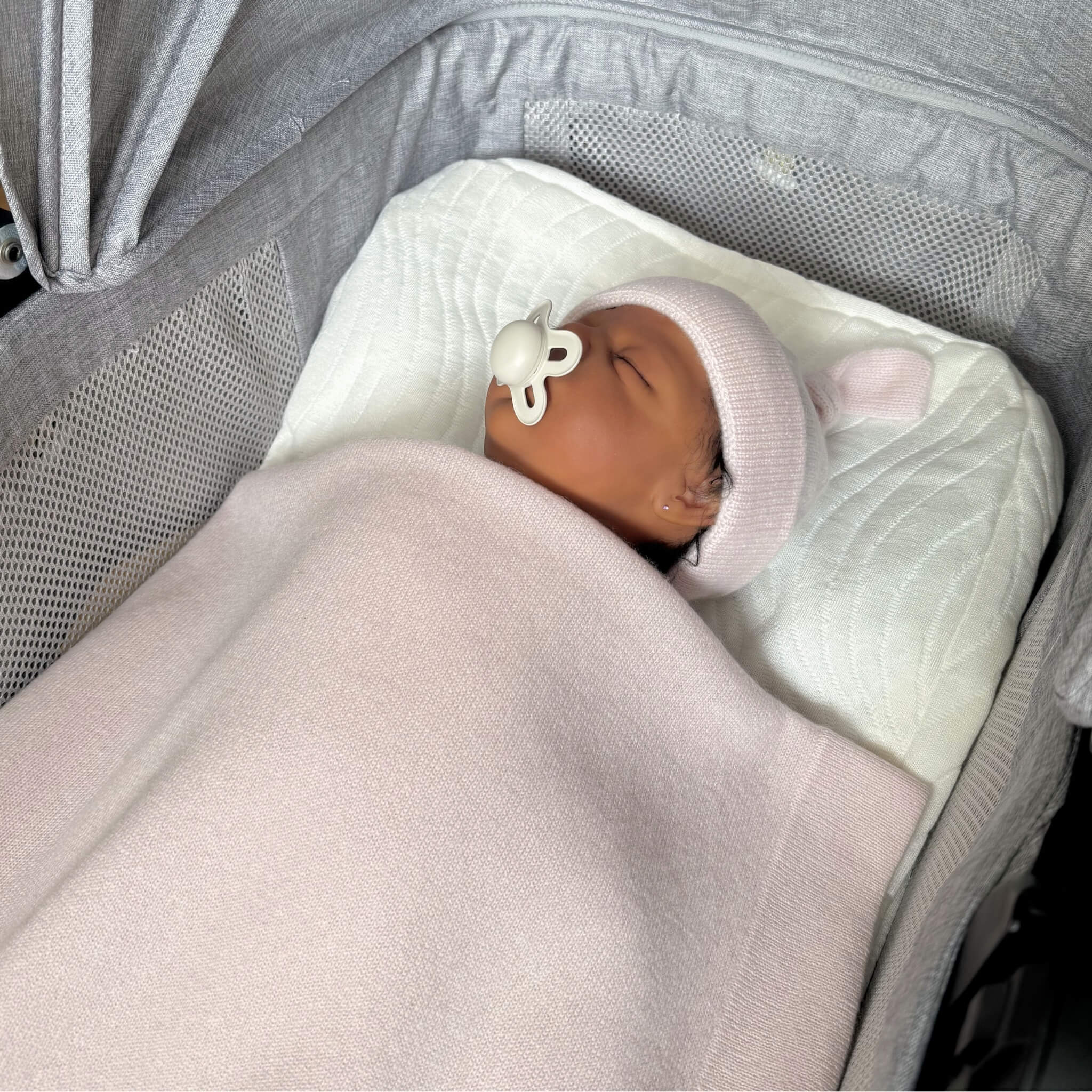 'A New Love' Luxe Knit Cashmere Baby Blanket, Beanie & Booties Gift Set (Pink)