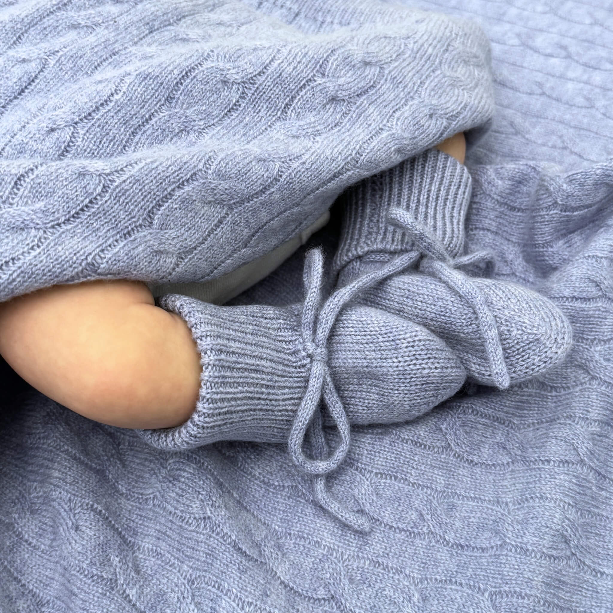 'Classic Adventures' Cable Knit Cashmere Baby Blanket, Beanie & Booties Gift Set (Blue)