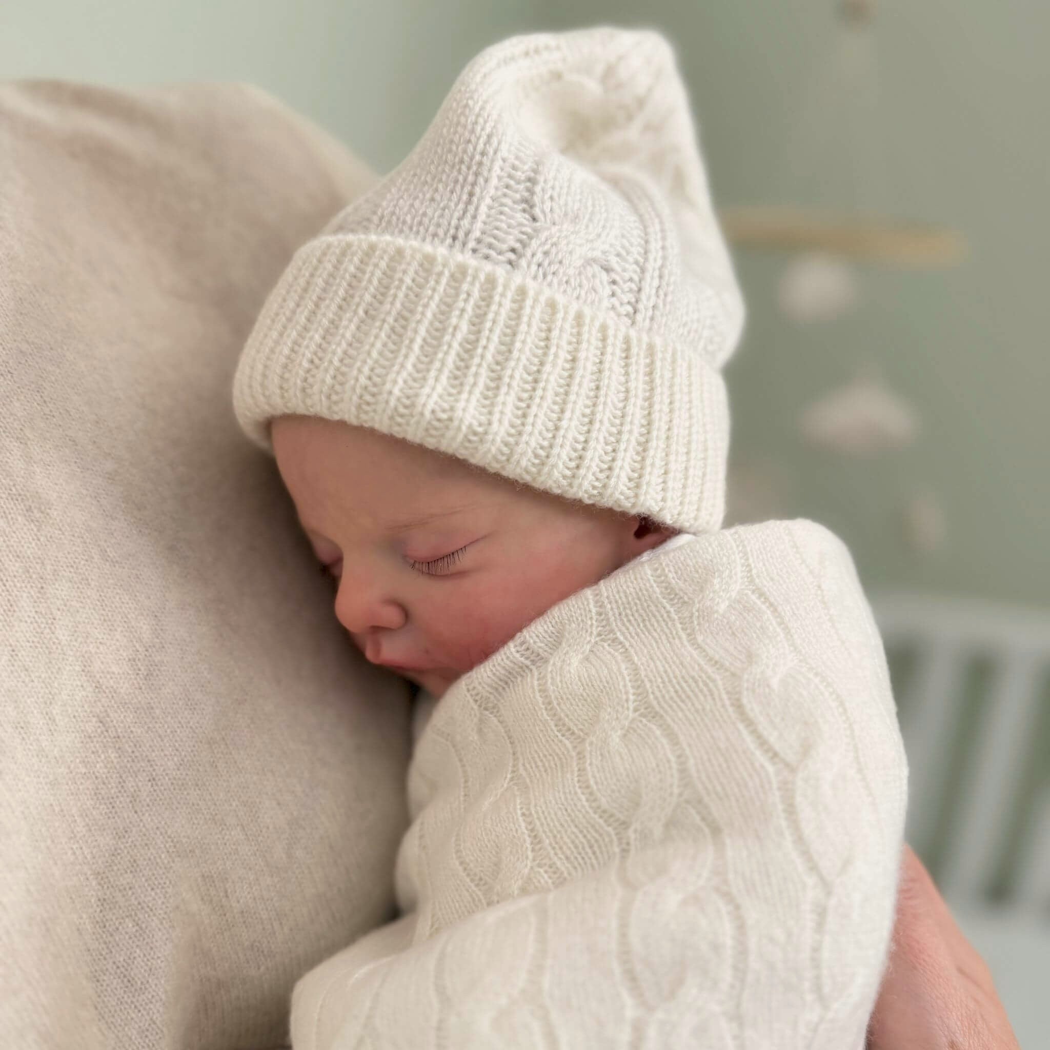 'Classic Adventures' Cable Knit Cashmere Baby Blanket, Beanie & Booties Gift Set (Cream)