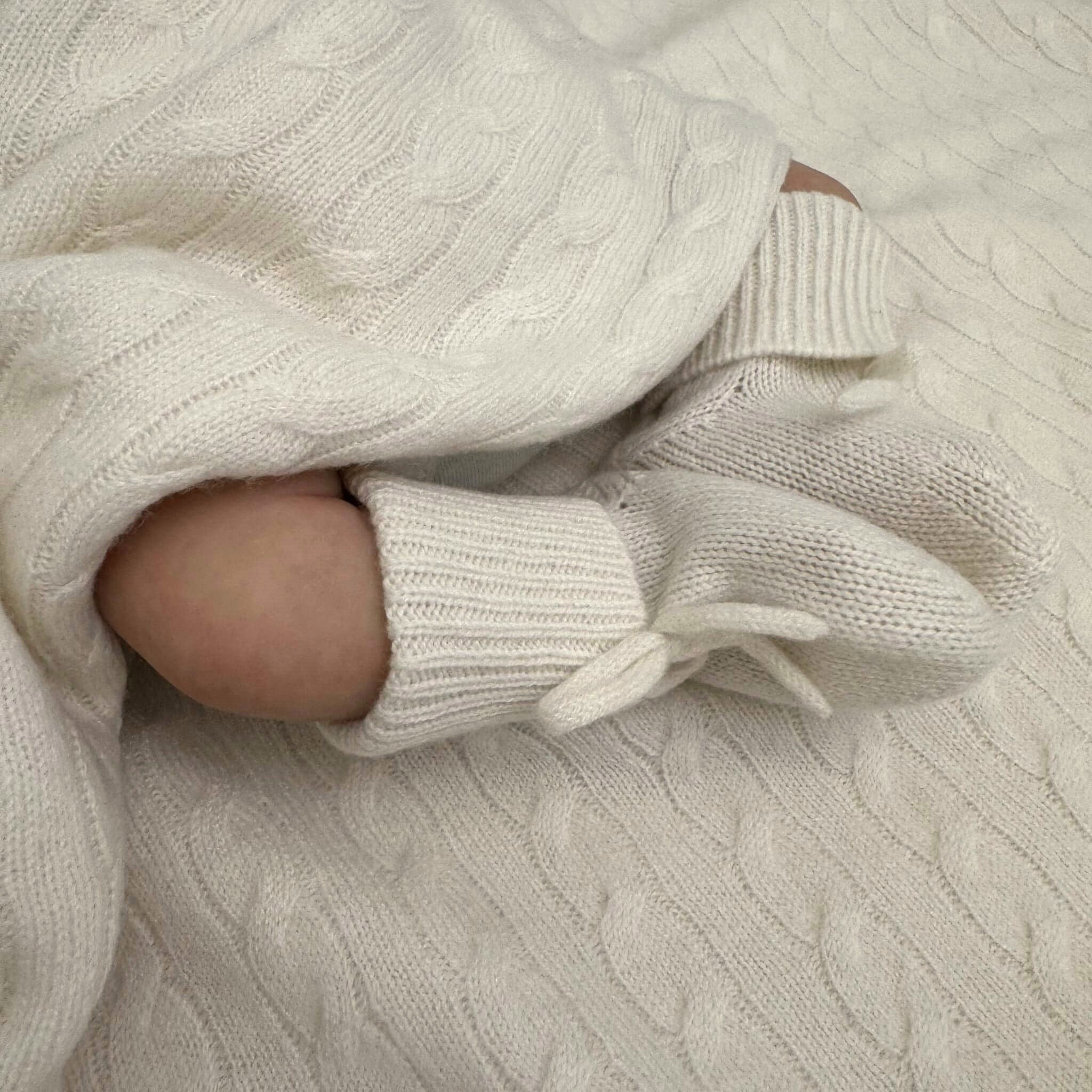 'Classic Adventures' Cable Knit Cashmere Baby Blanket, Beanie & Booties Gift Set (Cream)