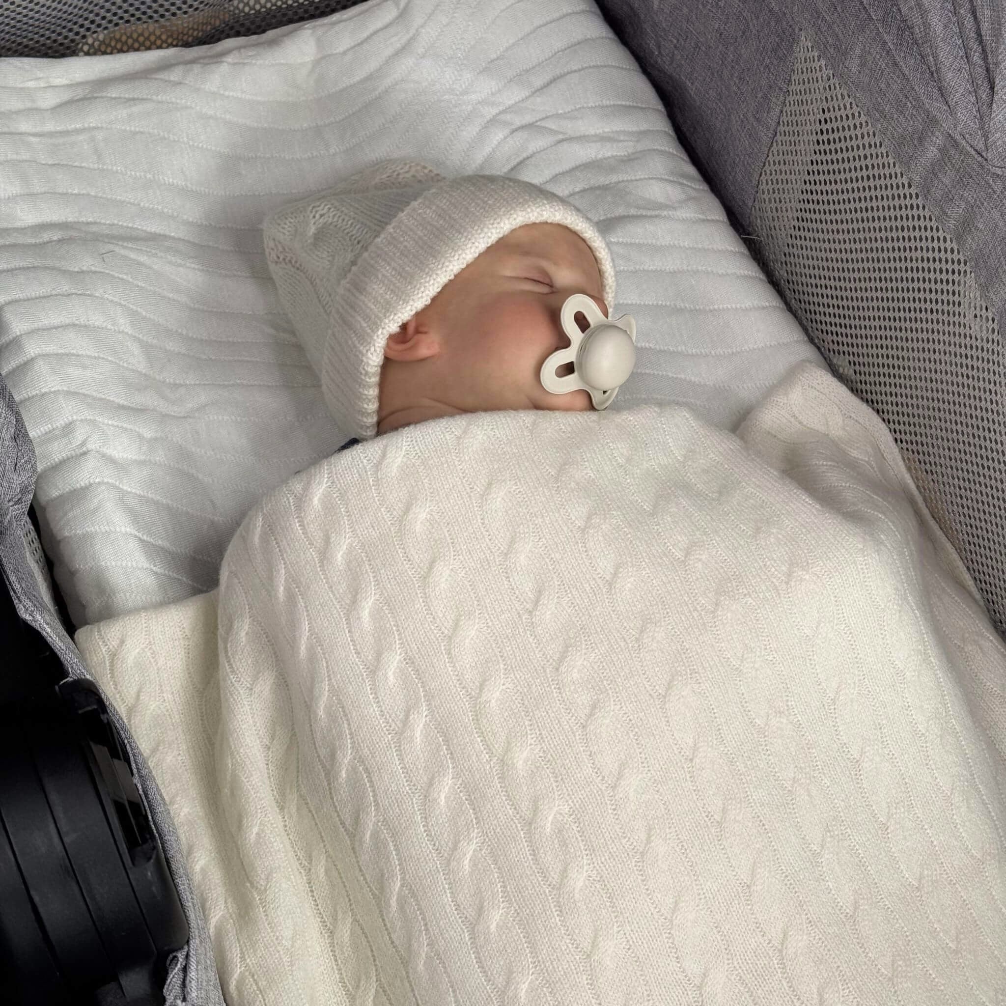 'Classic Adventures' Cable Knit Cashmere Baby Blanket, Beanie & Booties Gift Set (Cream)