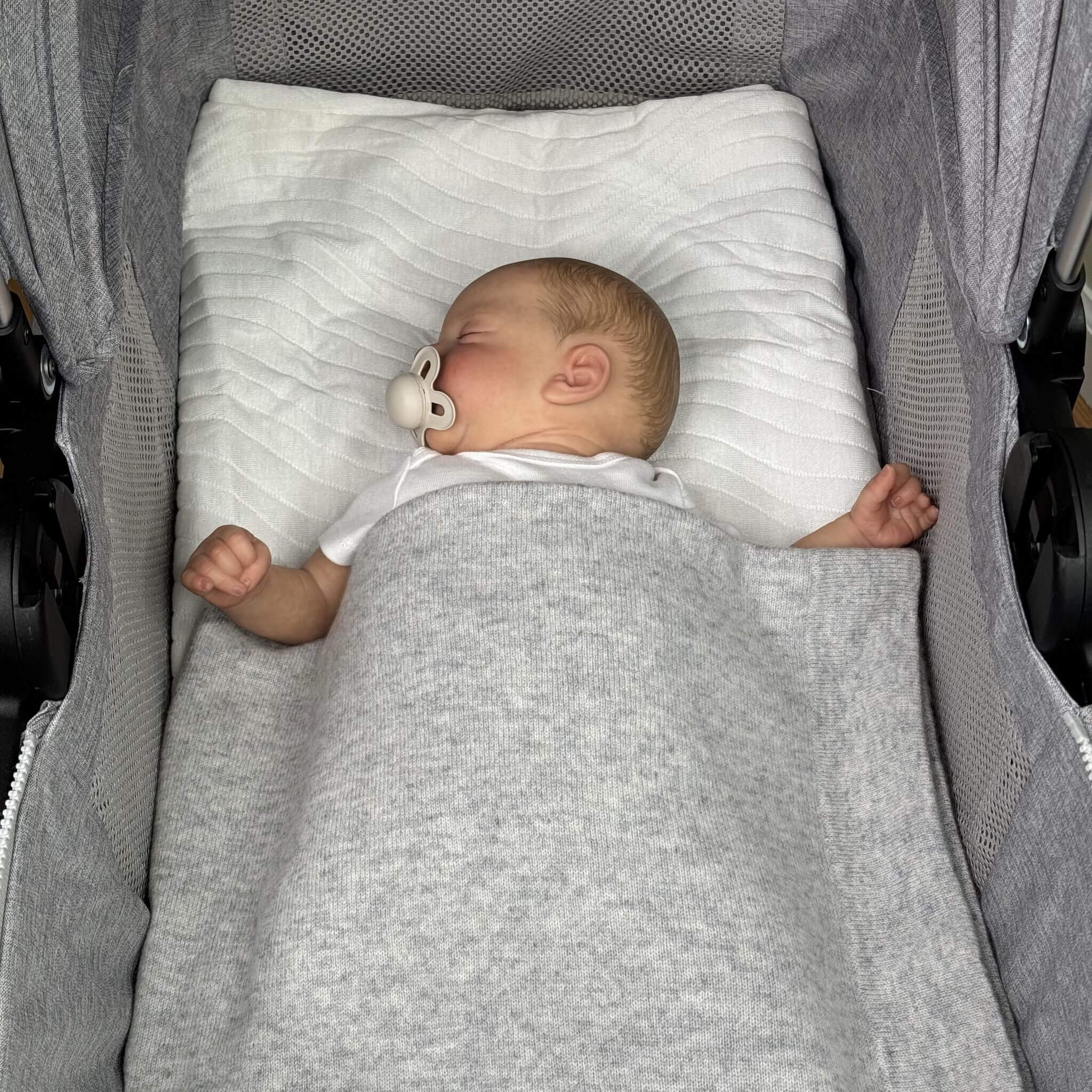 'A New Love' Cashmere Baby Blanket (Light Gray)